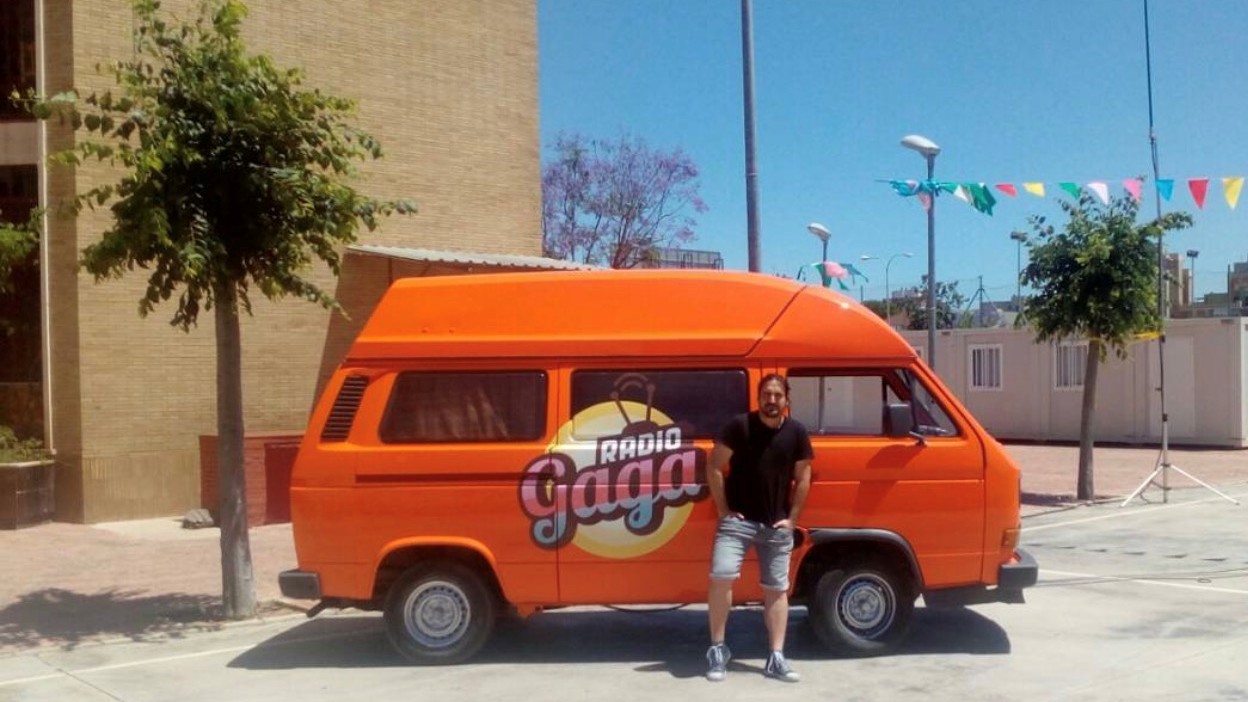 Andy Navarra junto a la furgoneta de Radio Gaga